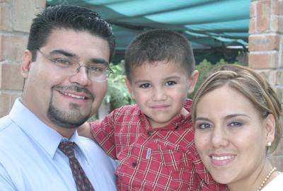 Alejandro Ramírez Armen acompañado de sus papás, Alejandro  Ramírez y Susy de Ramírez.