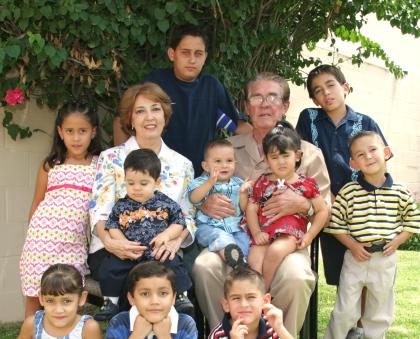 Acompañados de sus nietos, aparecen los señores Rubén Fernández Villanueva y María Elena Faya de Fernández.