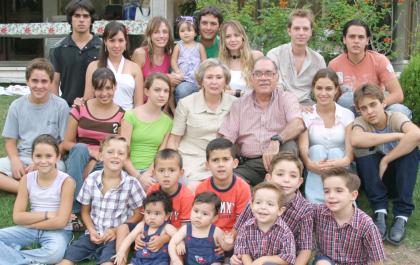 Mario Villarreal Roiz de la Garza de Villarreal, felices en compañía de sus nietos.