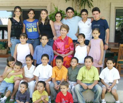 Rosa Delia Garza de Marcos con sus nietos.