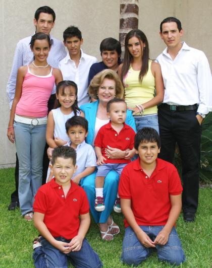 Señora Conchita Seco de Borrego en compañía de sus nietos, José Guillermo, Fernando, Banchis, Eduardo, Juan Antonio, Bárbara, José Othón, Valeria, Diego, Arturo y Alan