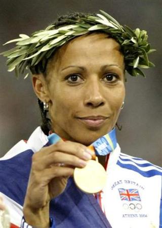 La británica Kelly Holmes ganó el sábado la medalla olímpico de oro en los 1.500 metros, añadiendo ese título al que había conseguido el lunes pasado en los 800.