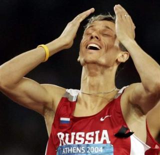 El ruso Yuriy Borzakovskiy conquistó el sábado la medalla de oro de los 800 metros en la que fue probablemente la final más emocionante del atletismo de los Juegos Olímpicos.