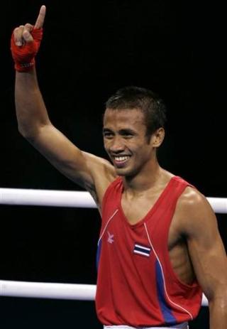 El tailandés Manus Boonjumnong ganó el sábado la medalla de oro en la división welter ligero del boxeo olímpico, al derrotar 17-11 al cubano Judel Johnson, quien tuvo que conformarse con la plata.