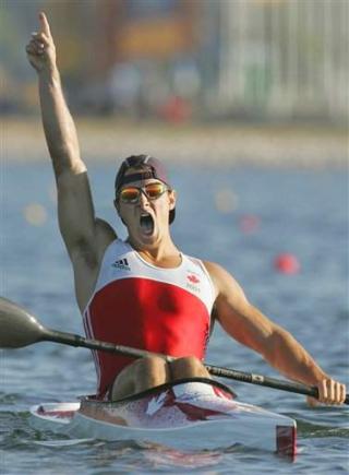 El canadiense Adam van Koeverden ganó el sábado la medalla de oro del kayak individual 500 metros del torneo olímpico de canotaje.