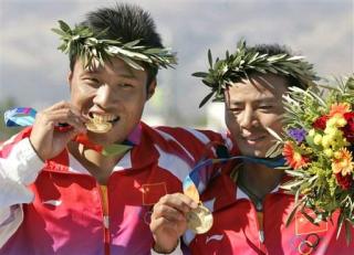 Los chinos Meng Guanliang y Yang Wenjun ganaron la medalla de oro en los 500 metros canoa doble del torneo olímpico de canotaje con un tiempo de 1:40.278.