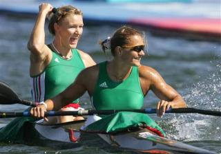 La pareja húngara de Katalin Kovacs y Natasa Janics ganó el sábado la medalla de oro en los 500 metros kayak doble del torneo olímpico de canotaje.