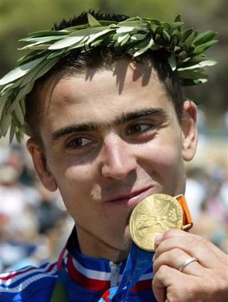 El francés Julien Absalon, quien ni siquiera clasificó para los pasados Juegos Olímpicos, ganó el sábado la medalla de oro en la competencia de ciclomontañismo, la última del ciclismo de Atenas 2004.