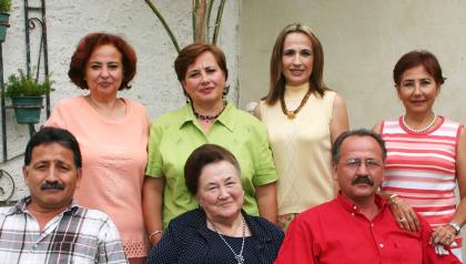 Alicia Rodríguez Vda. de Rodríguez celebró su cumpleñaos en compañía de sus hijos Alicia, Sofía, Ma. del Carmen, Rebeca, Alfonso y Francisco..jpg