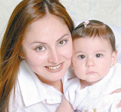 La pequeña Paulina Vázquez Navarro cumplió su primer año de vida y por tal motivo la festejaron sus papás, el Lic. Paulo J. Vázquez Barrios y la Lic. Rosa Martha Navarro de Vázquez.