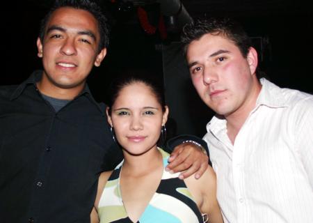 Daniel Calderón, Violeta Atilano y Aldo.