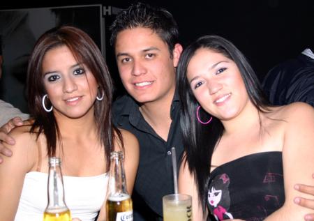 Jersson Valero, Karla Aparicio y Patricia Aparicio.