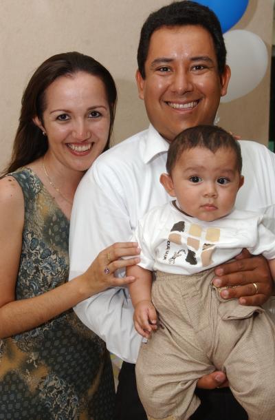 Heriberto Gutiérrez Trasfí junto a sus papás, Heriberto Gutiérrez y Anel Trasfí de Gutiérrez.