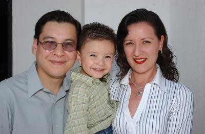  02 de Septimbre de 2004

Sebastián Woo Trafí con sus papás, Roberto Woo y Alejandra Trasfí de Woo.