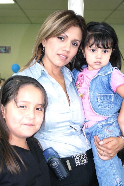 Fernanda y Carolina, junto a su mamá Claudia Martínez.