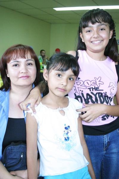 María del Rayo Solís Morales, Diana Isabel Martínez Solís y Estefany Vázquez Solís.