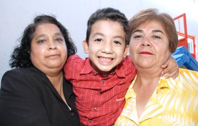 Juan Alejandro Rodríguez Cuéllar acompañado de sus abuelitas, Juanita Pérez de Cuéllar y Mayela García, en su fiesta de cumpleñaos.