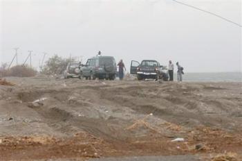 28 personas han sido arrestadas por robar en establecimientos comerciales tras el paso de 'Iván', que azotó con vientos de 200 kilómetros por hora el  a la isla, acompañados de torrenciales lluvias y enormes olas que inundaron numerosas zonas bajas de la costa sur del país.