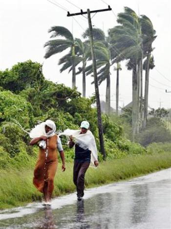 Aún no se ha informado sobre víctimas o daños en las tres islas que integran el archipiélago de las Islas Caimán, territorio británico y centro financiero internacional donde viven unas 45 mil personas.