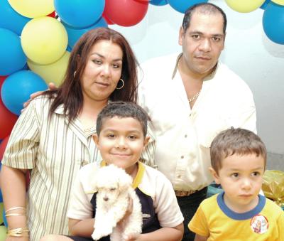 Felipe Eduardo y Jesús Francisco Martínez Olvera junto a sus paás, Jesús Francisco Martínez y Olivia Olvara de Martínez, en su cumpleaños