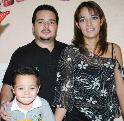 José Ignacio Herrera Ramírez acompañado de sus papás, Érika Ramírez de Herrera y José Ignacio Herrera Herrera, en su fiesta de cumpleñaos.