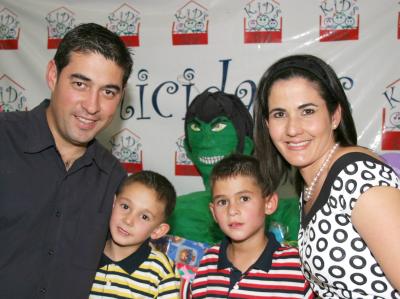 Jorge y Bernardo Fernández Cruz junto a sus papás, Jorge Fernández y Liliana Cruz, en su fiesta de cumpleaños.