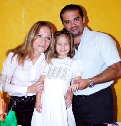 Andrea Carmona Vargas acompañada de sus papás, Rocío Vargas Ulloa y Francisco Javier Carmona González, en su fiesta.