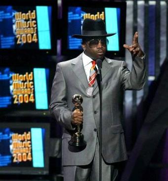 Big Boi del duo de rap Outkast. 
 aceptó  el premio como 'Mejor Grupo'