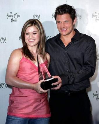 La cantante Kelly Clarkson mostró  junto a Nick Lachey el premio entregado a los ganadores de la edición 32 de los Premios a la Música Mundial.