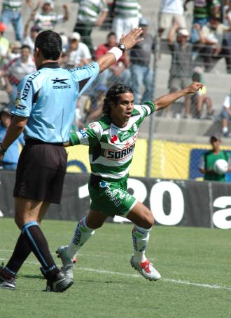 El arbitraje estuvo a cargo de Hugo León Guajardo, quien tuvo una mala actuación al señalar un penal inexistente a favor de Santos, además de no mostrarle la segunda amarilla, y por consiguiente la roja, a Miguel Gutiérrez de Chiapas en el segundo penal marcado a favor del cuadro local.