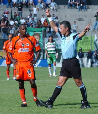 Sin embargo, pese a tener un hombre menos sobre el terreno del Estadio Corona los laguneros recuperaron la ventaja en el marcador en una jugada en la que Vuoso le ganó la espalda a García Arias, y dentro del área con 'rencor' prendió el esférico para enviarlo al fondo de las redes, al minuto 24