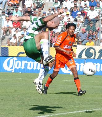 Cabañas le dio el empate parcial a su equipo, al minuto ocho, con un disparo suave arrinconado a la izquierda que engañó al portero Adrián Martínez que se lanzó al lado contrario.