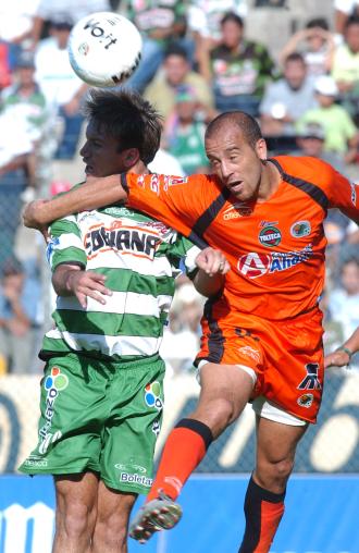 Pero cuando los santistas continuaban festejando el gol, Jaguares muy pronto tuvo en sus manos el empate en una falta de Juan Carlos Arellano sobre el brasileño Everaldo Barbosa dentro del área, la cual fue marcada como penal por el silbante Hugo León Guajardo, quien además le mostró la tarjeta roja al zaguero del cuadro local