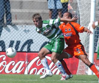 Contagiados por la 'feria' de goles que se dio en esta jornada, Santos y Jaguares se dieron a la tarea de aumentar la cuenta desde muy temprano en el juego, pues apenas corría el minuto 28 cuando ya se registraban cuatro tantos en la pizarra.