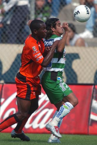 Por Jaguares el paraguayo Salvador Cabañas marcó en dos ocasiones, la primera de ellas por la vía penal, al ocho, y la segunda al 31.