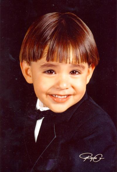 Niño Sergio Eduardo Zúñiga Ruiz, en una fotografía de estudio con motivo de sus tres años de vida, es hijo de los señores Sergio Antonio Zúñiga Gallegos y Thania Iveth Ruiz González.