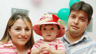 Ilse Paola Romero Pérez festejó su primer año de vida en compañía de sus papás, Adriana Pérez de Romero y José Luis Romero Puente.