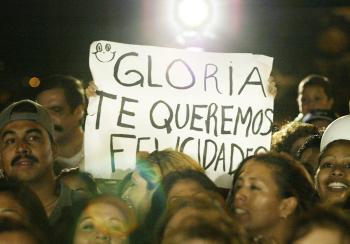 Miles de seguidores de Gloria Trevi soportaron una inclemente lluvia y un gélido clima hasta que Gloria Trevi y Mary Raquenel abandonaron el penal de Aquiles Serdán.