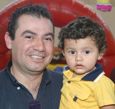 El pequeño Ángel Dena Santa Cruz, junto a su papá Arturo Dena Murillo.