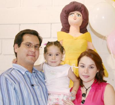 La pequeña Paola Walss Revuelta acompañada por sus paás, Rodolfo y Gabriela Walss, en la fiesta que le organizaron por su cuarto cumpleaños