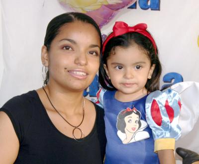 Ana Camila Contreras Parrilla junto a su mamá en su convivio.