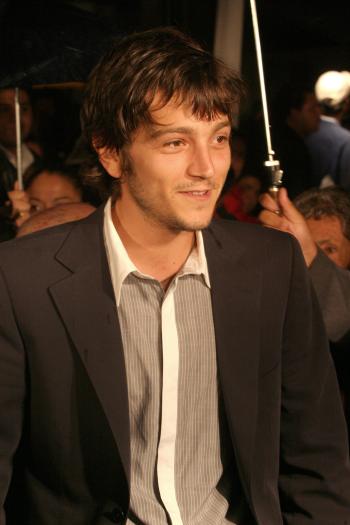 A Diego Luna le tocó presentar 'Diarios de motocicleta', la cinta que recrea el viaje que hace medio siglo realizaron Ernesto Che Guevara y su compañero Alberto Granado.

Es una buena película y espero que a todos les llegue; ahora les presento a un amigo, un compadre, ojalá lo reciban bien para que venga más seguido' dijo.