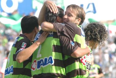 Al minuto 25, Rodrigo Ruiz mandó un centro preciso a Matías Vuoso, quien a su vez de cabeza, anidó el balón en el fondo de la portería, pero el gol fue anulado en fuera de lugar que señaló con su bandera el asistente Juan Álvarez.