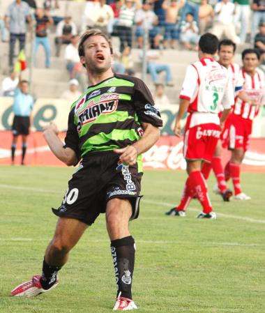 Carlos Cariño acumuló su quinta tarjeta preventiva del actual torneo y muy probablemente, la Comisión Disciplinaria lo suspenda un encuentro, el cual sería ante la escuadra michoacana en la jornada nueve del Apertura 2004.