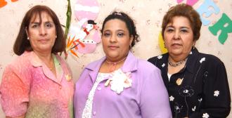 Eira Gutiérrez de Santibañez acompañada por las organizadoras de su fiesta de canastilla, que le ofrecieron a su bebé.