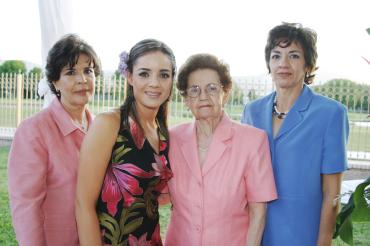 Marcela junto a las señoras Laura Sánchez de Pérez, Martha Peña de Leal y Blanca Guerra de Sánchez y Sánchez, anfitrionas del festejo