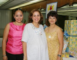 Maricarmen Sandoval de Mijares con las anfitrionas de su fiesta de canastilla, Mayra Sandoval y Maricarmen de Sandoval