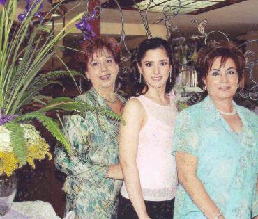 Lucía Ortega Hernández junto a su mamá Lucía Hernández de Ortega y su futura suegra, Alma Rosa Escobedo de Campos.