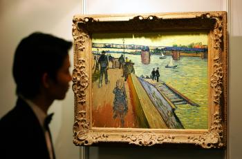 Entre los lienzos expuestos en un lujoso hotel del centro de Hong Kong destacan el 'Puente de Trinquetaille', pintado por Van Gogh en el verano de 1888.