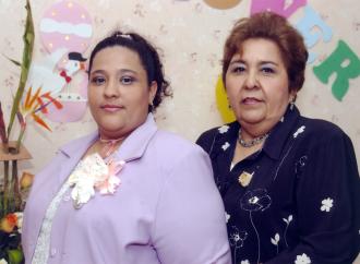 Eira Yadira Gutiérrez de Santibáñez con la organizadora de su fiesta de canastilla, Sra,. Hilda Estela T. de Gutiérrez